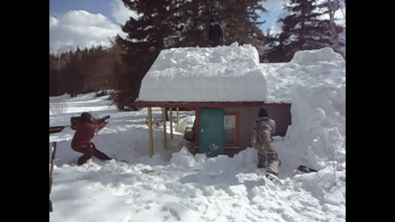 Déneigement de toiture de chalet avec corde à linge
