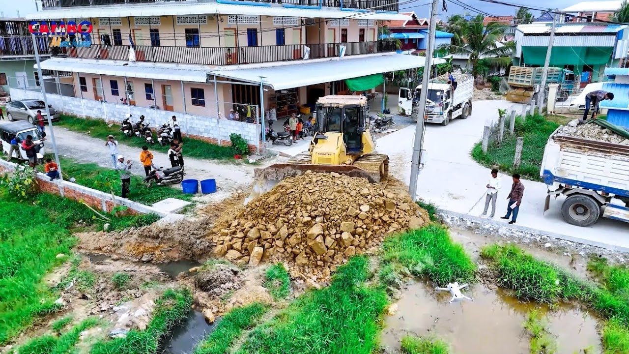 NICELY!START Project LANDFILL By Expert SKILL Driver Dozer KOMATSUDR51PX pushing,5T Trucks unloading