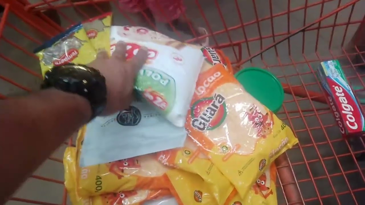 Fomos ao super mercado fazer compras
