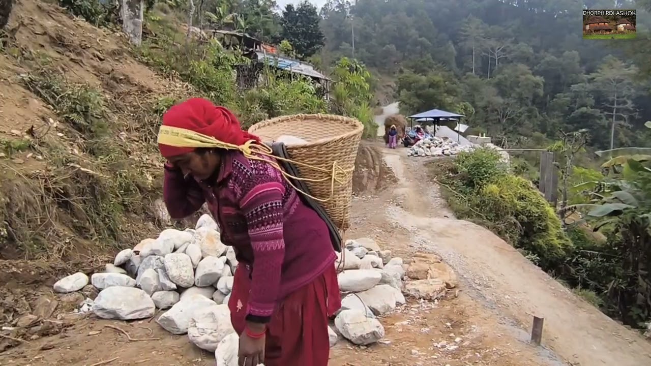 ढोर बाराही भान्छा घरको बनिरहेको केही दृश्यहरू हजुरहरू सामु राख्दैछु। 
