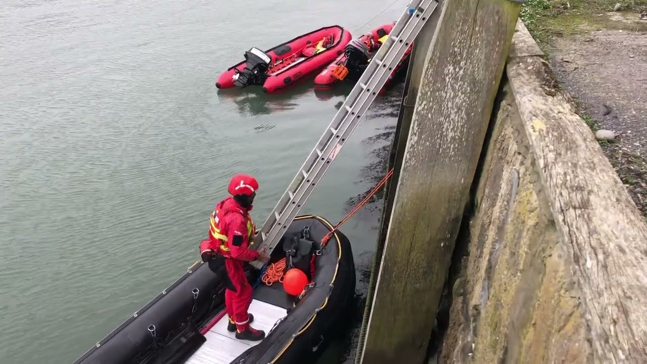 Curso de rescate en aguas rápidas e inundaciones con barca a motor
