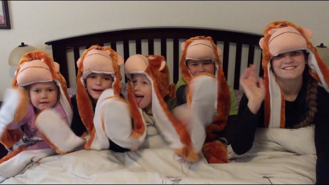 FIVE  LITTLE MONKEYS JUMPING ON THE BED - WITH ACTIONS!! BEST NURSERY RHYME SONG FOR KIDS! 5