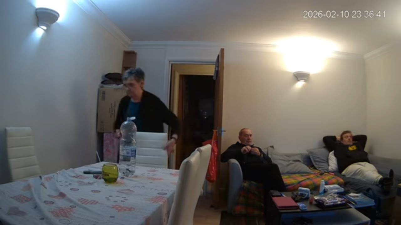 🔴 24/7 LIVE: Italian Couple in London - Real Life [DINING ROOM 🍽️] - MiGIPepeVibes - Cam 2