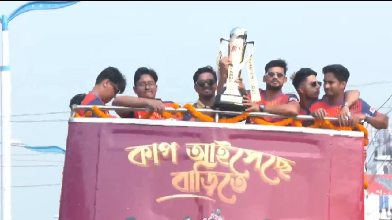 ট্রফি নিয়ে ছাদ খোলা বাসে বিপিএল জয়ী রাজশাহী ক্রিকেটাররা