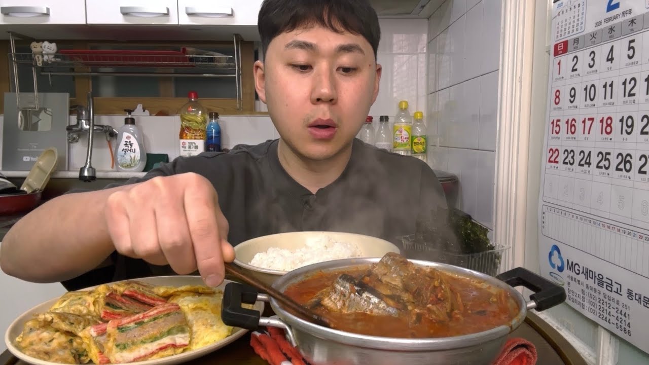 꽁치김치찌개 통조림 2캔 넣고 끓였습니다