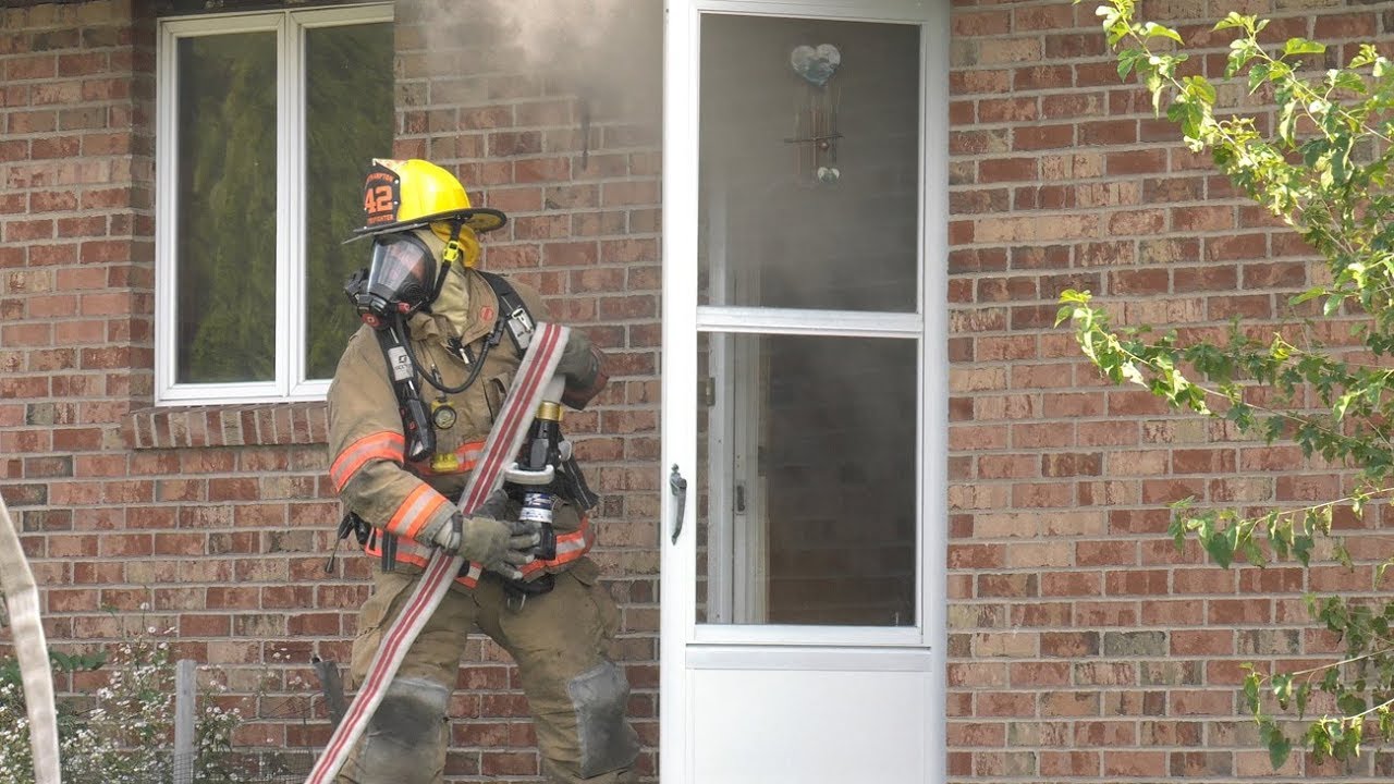 PRE-ARRIVAL:  Firefighters arrive to a working house fire, Northampton PA 08/27/17
