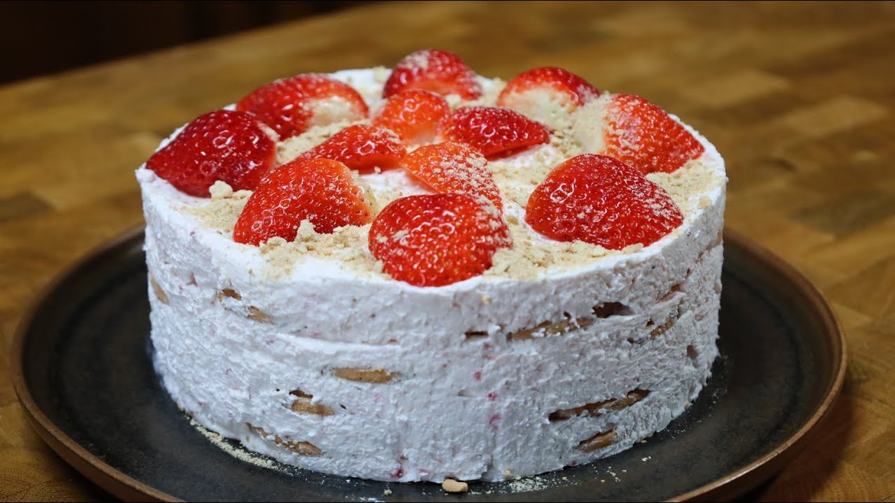 Bolo de bolacha de morangos com natas
