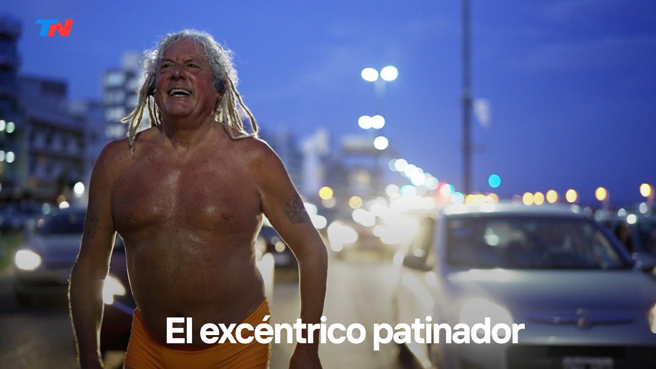 El excéntrico patinador de Mar del Plata: tiene 67 años y de noche recorre las calles en sunga