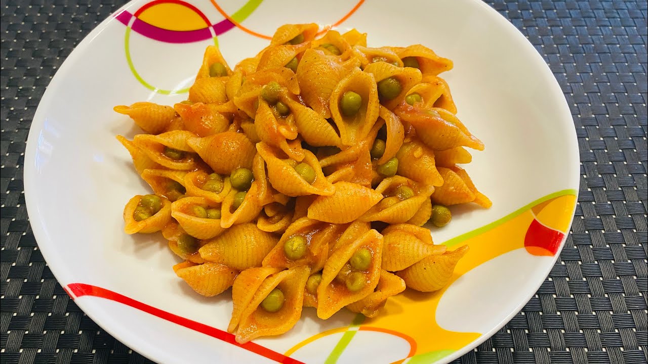 Pasta al sugo con piselli. Primo piatto semplice, leggero e saporito. Piacerà tanto anche ai bimbi.