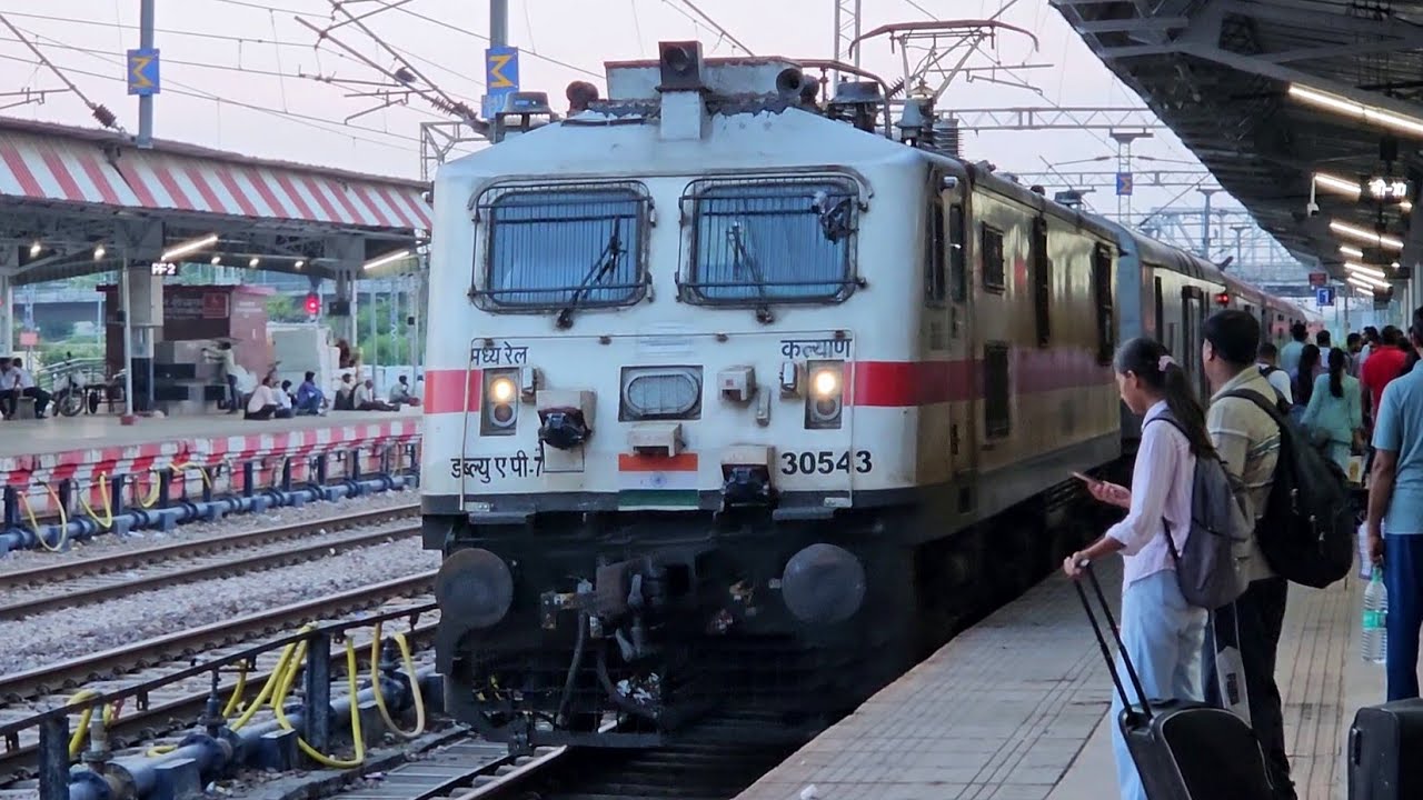 Hazrat Nizamuddin Mumbai CSMT Push Pull Rajdhani Express Arriving Agra Cantt !!