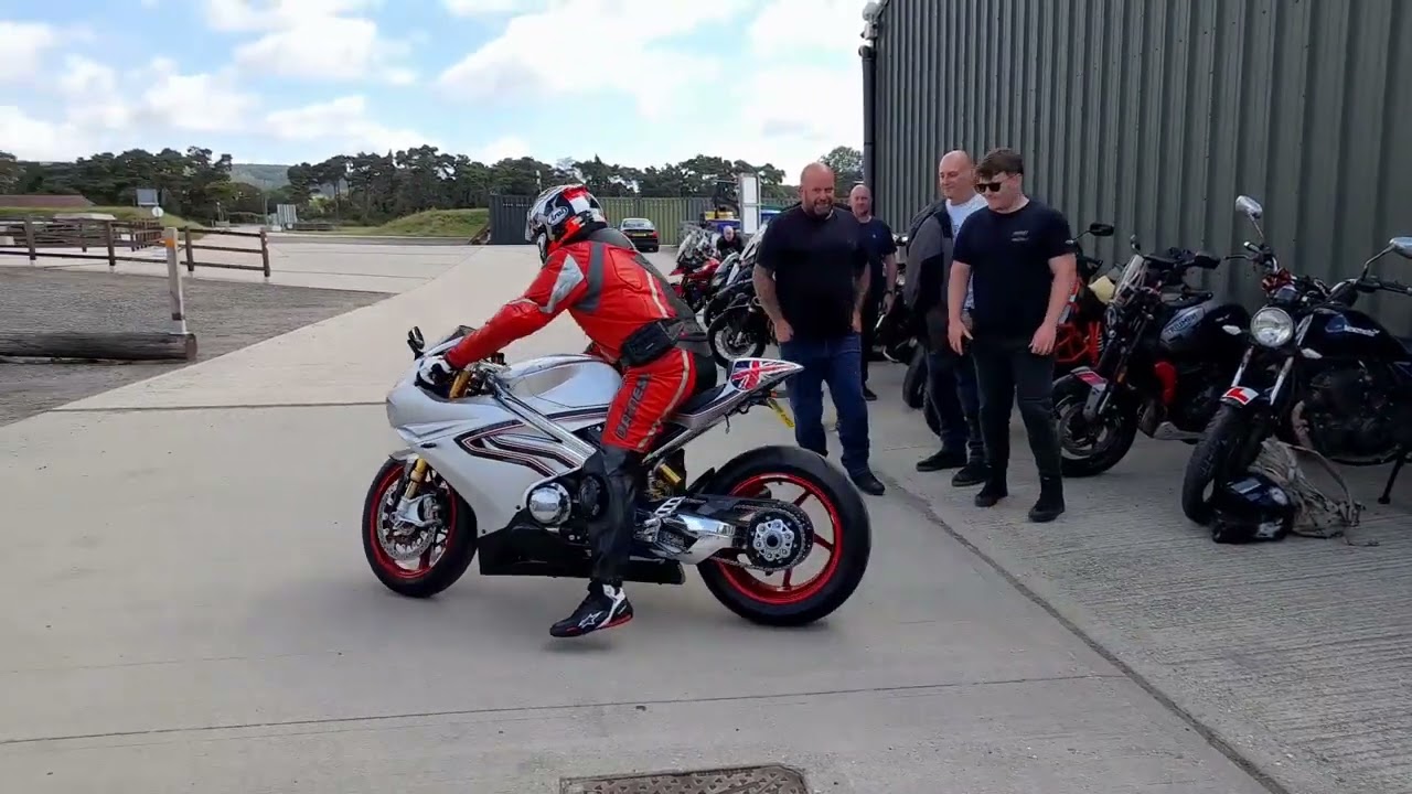NORTON V4 - The Star of Mono & DK Motorcycles Breakfast Club - Duke Dyson