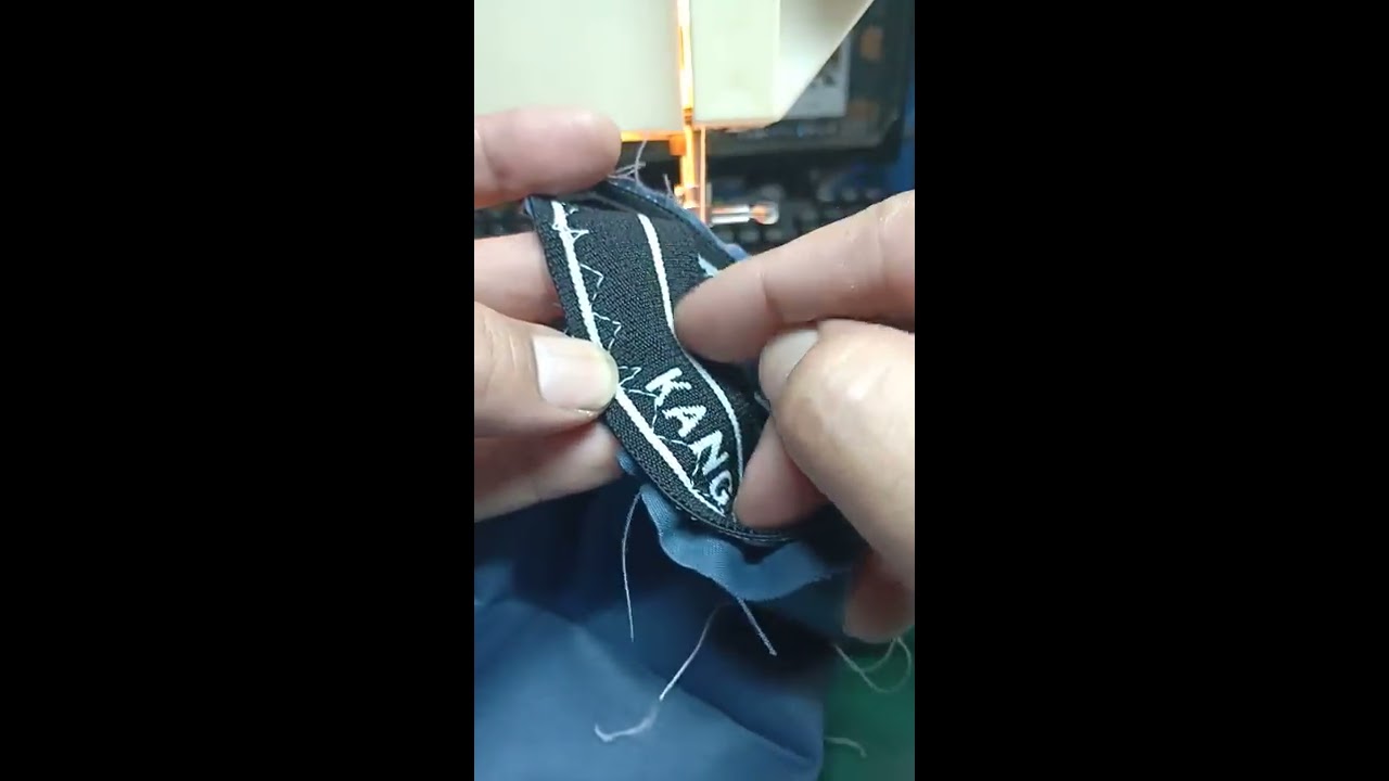 車縫鬆緊帶要不要換特別壓腳或針??  不用  .使用直線或碎針縫.曲線花樣.都可以哦.