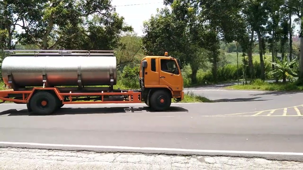 Truck tepung vs truck cabai vs Truck Tangki bersaing gas pool ditikungan tajam lahor 