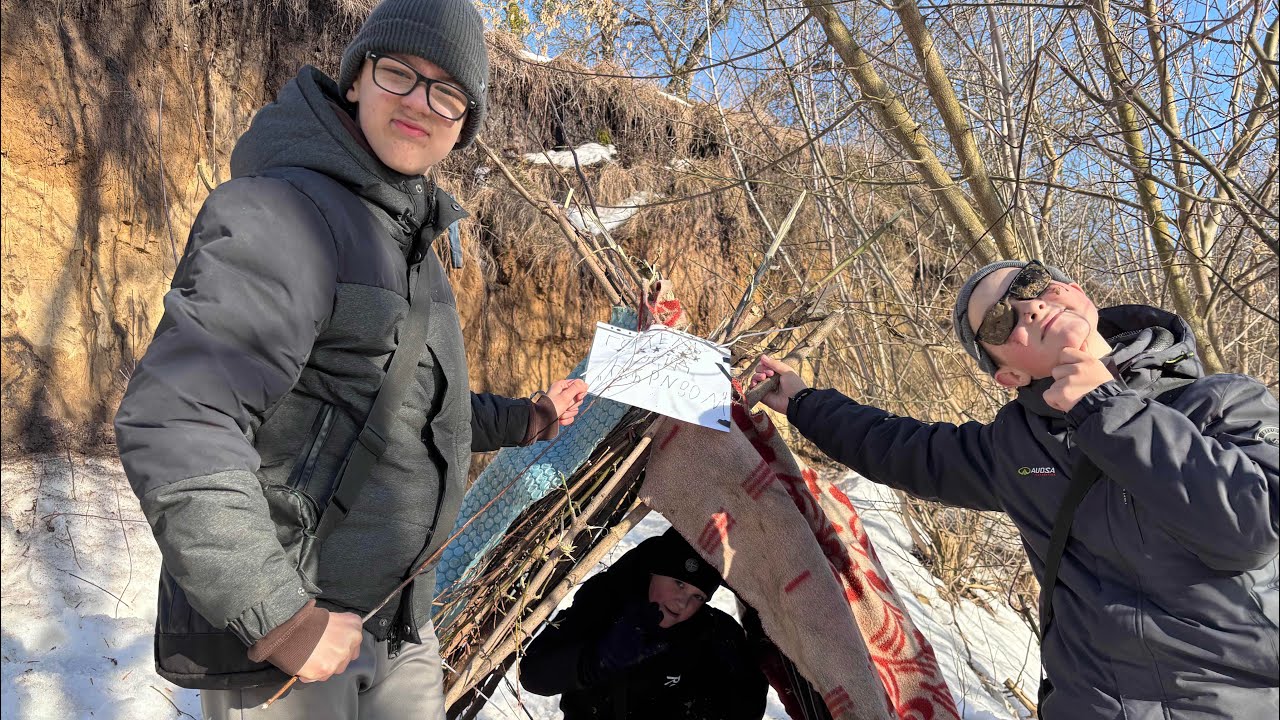 Пригоди в кустах із шалашом 