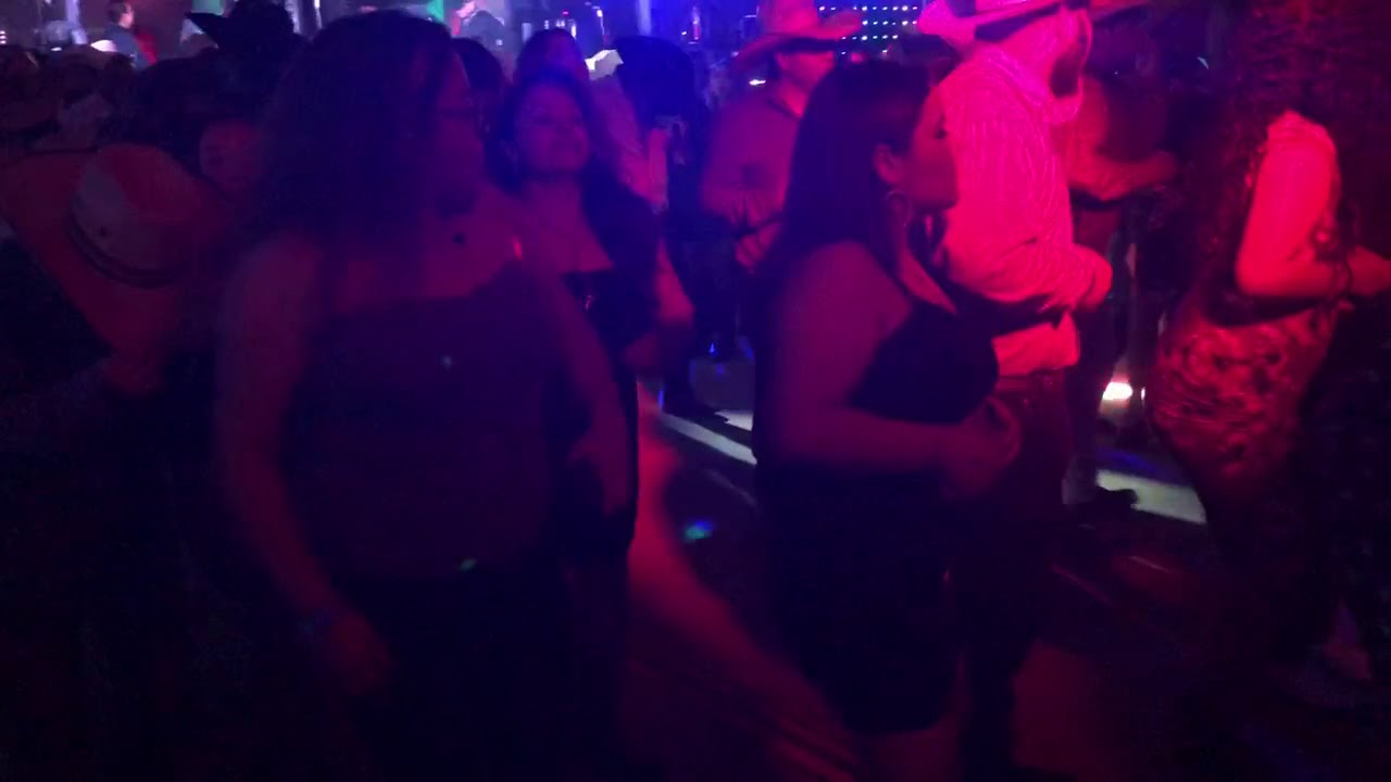 Zapate&aacute;ndole en twister baile en Smithfield N.C.