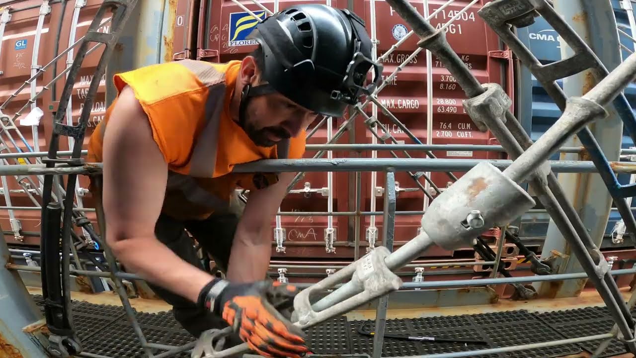 Lashing Containers - CMA CGM Lorie - Drop(Delash) - Longshore Lasher