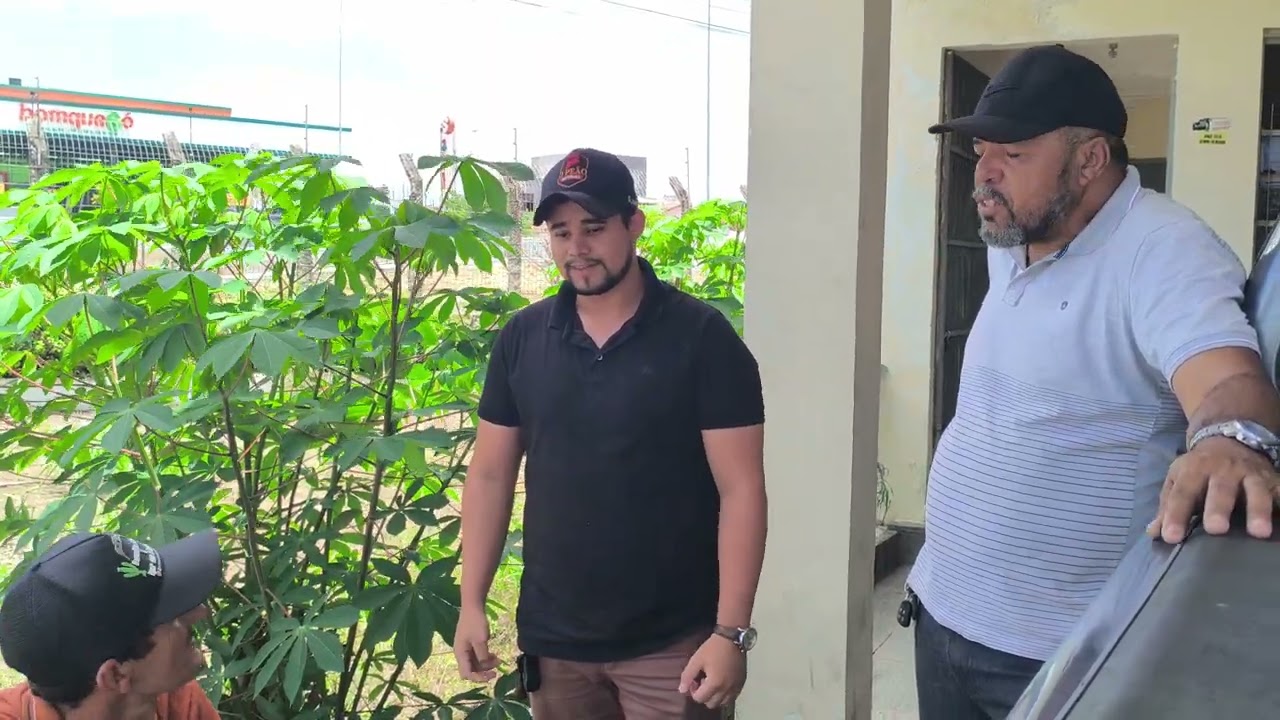 Benedito faz uma visita em uma fábrica de botas 