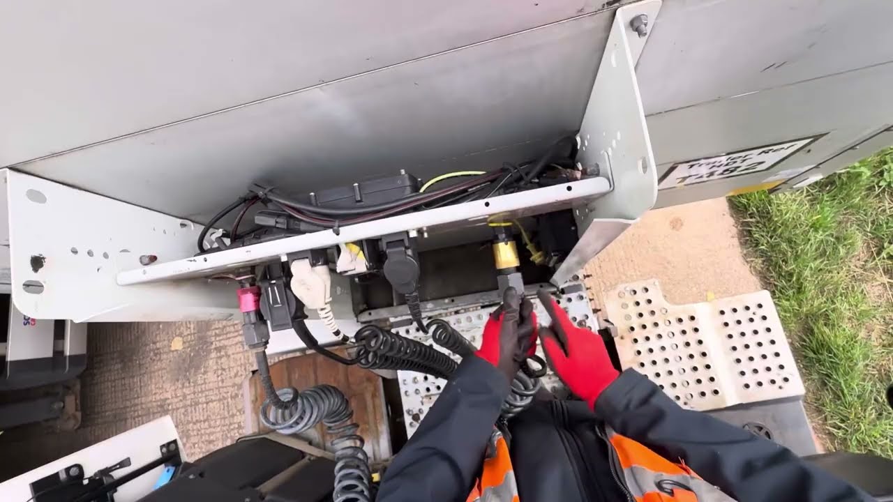 HDT Guides - HGV C+E Class 1 Uncoupling and Reconnection Made Simple