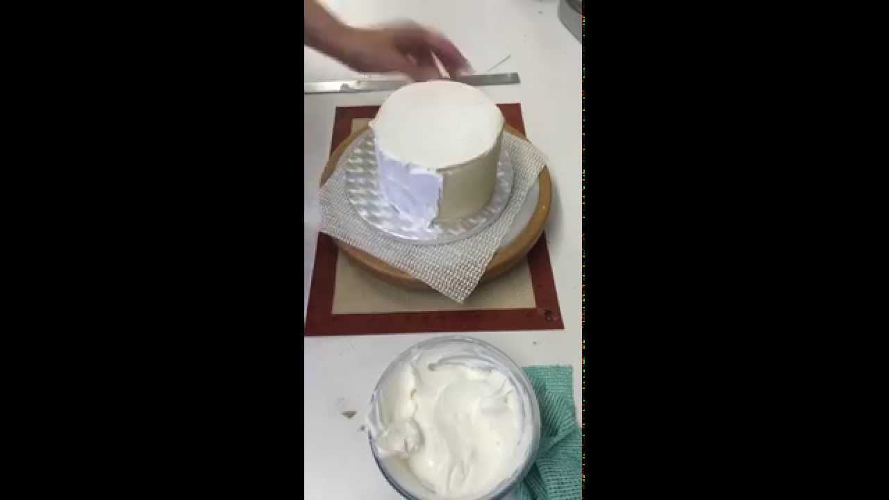 Coating a cake with royal icing (1st layer)