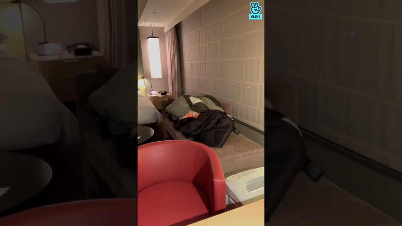 Taeyong being cute on Yuta's Vlive