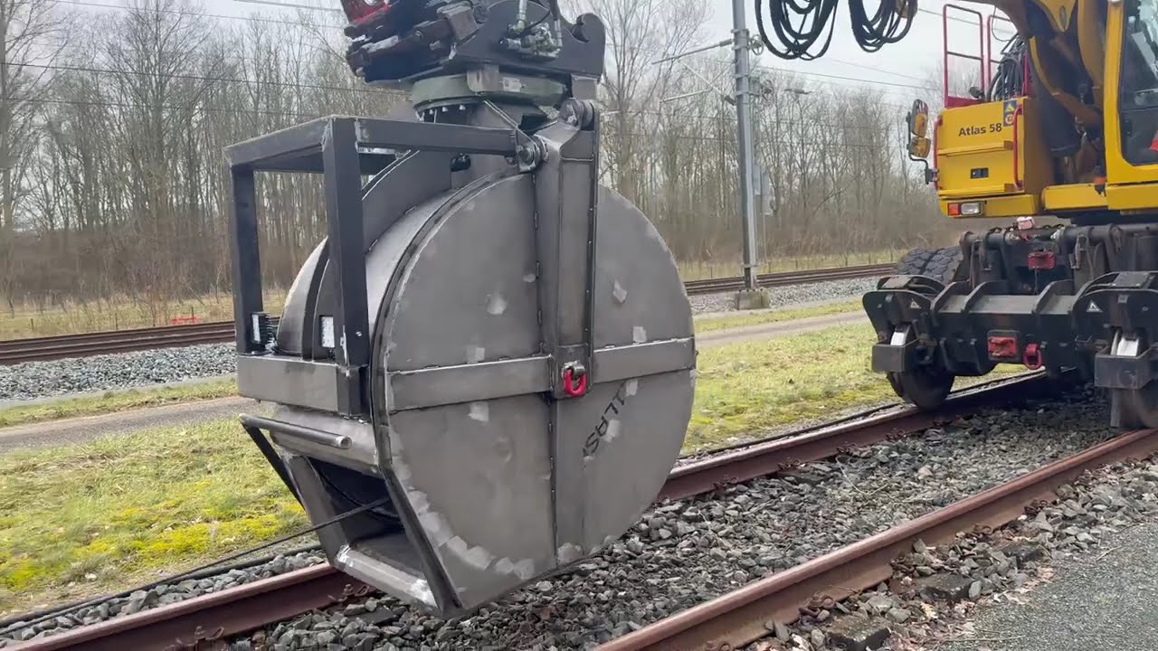 Nieuwe oprolrobot ontlast bovenleidingmonteurs: eerste test een groot succes!