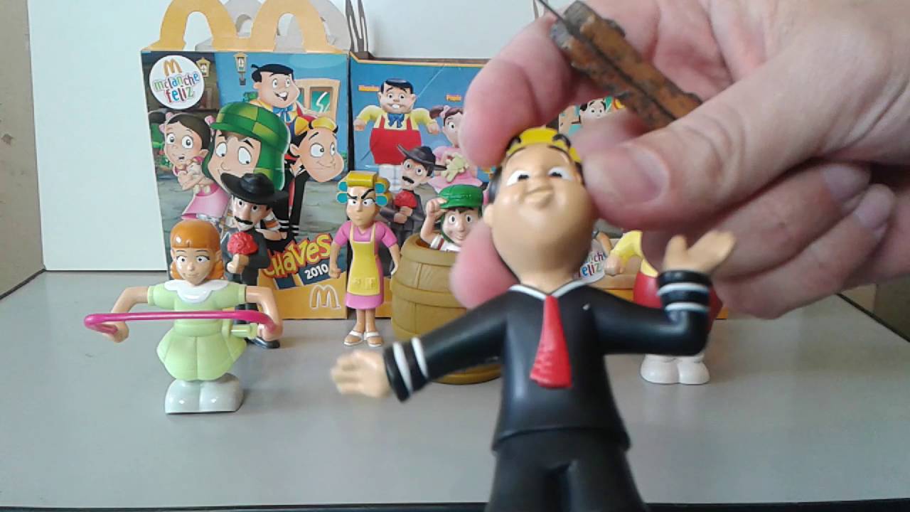 Trocando baterias do Quico turma do chaves