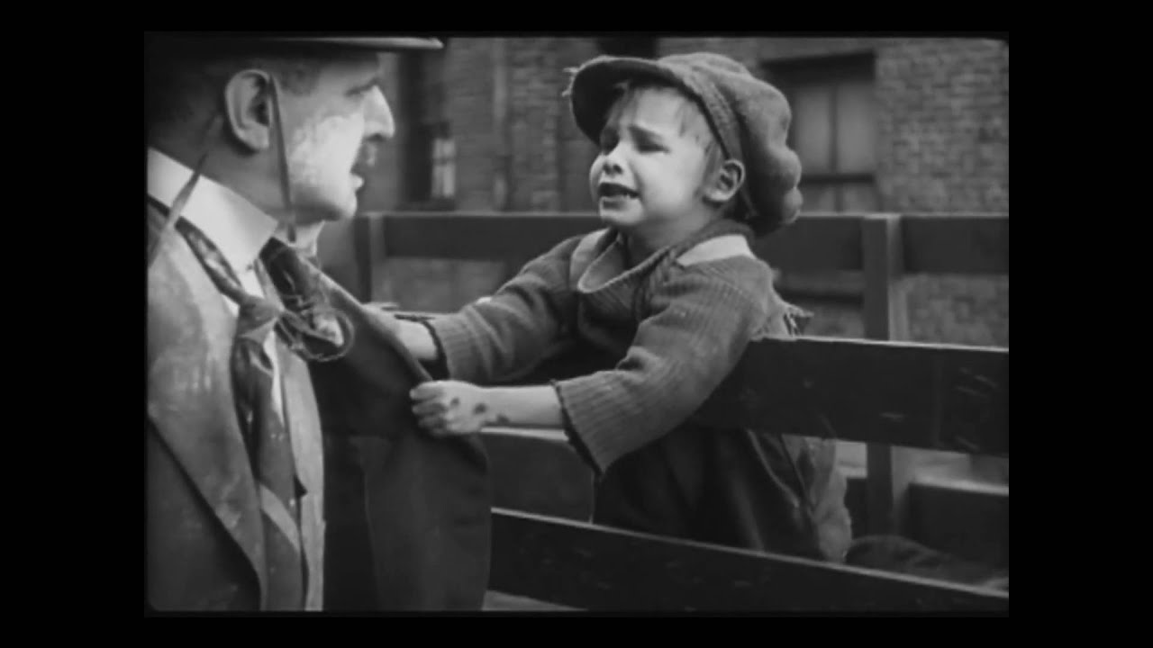 EL CHICO (CHARLES CHAPLIN). La escena más emotiva.