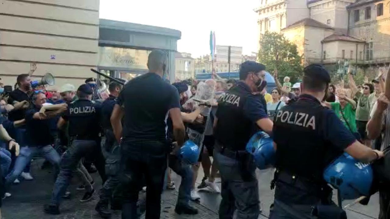 Tensioni con la polizia durante il corteo dei No Green Pass per le vie di Torino
