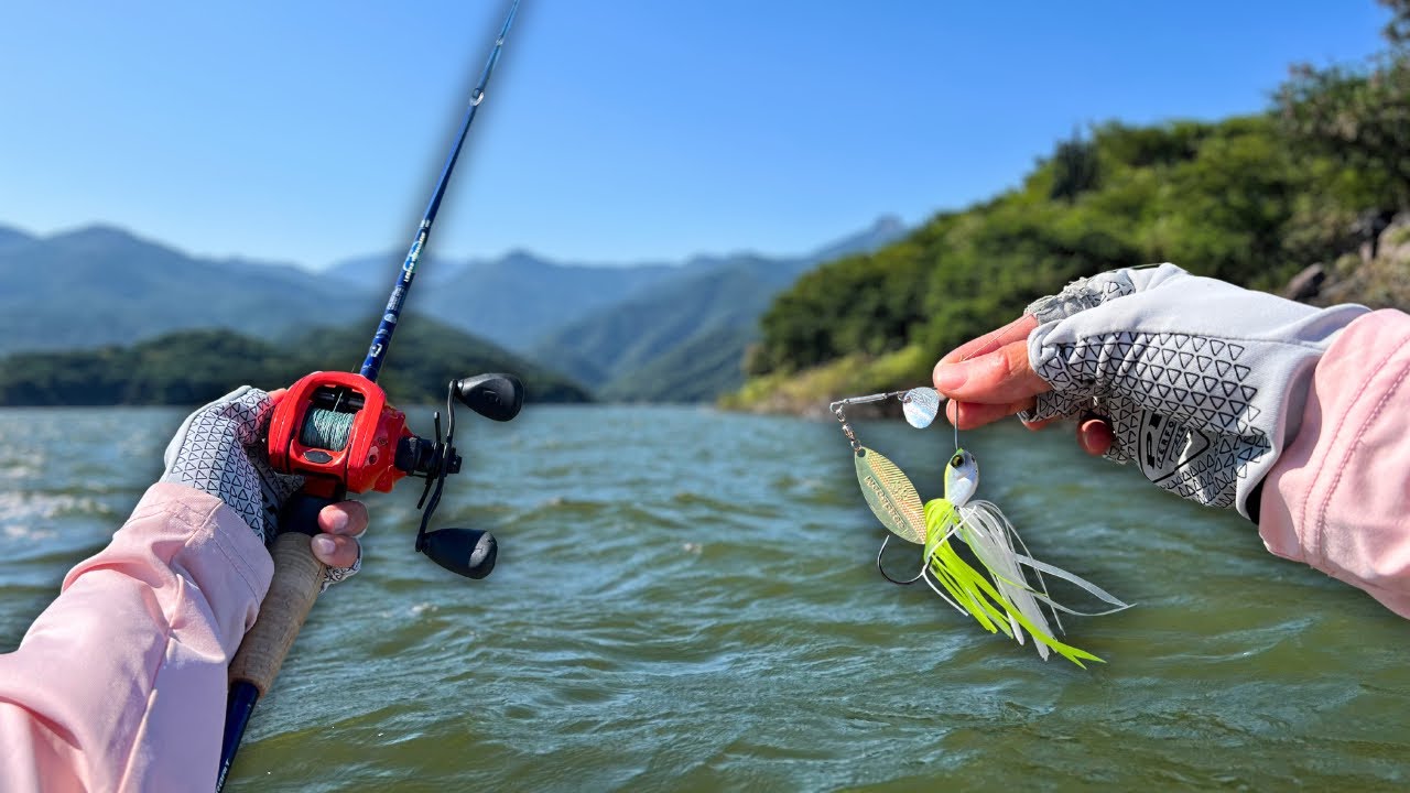 MUCHO VIENTO! La pesca se puso EXCELENTE en esta presa TROPICAL!