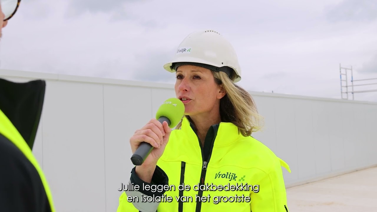 De dakbedekking van het nieuwe pand van DSV in Moerdijk