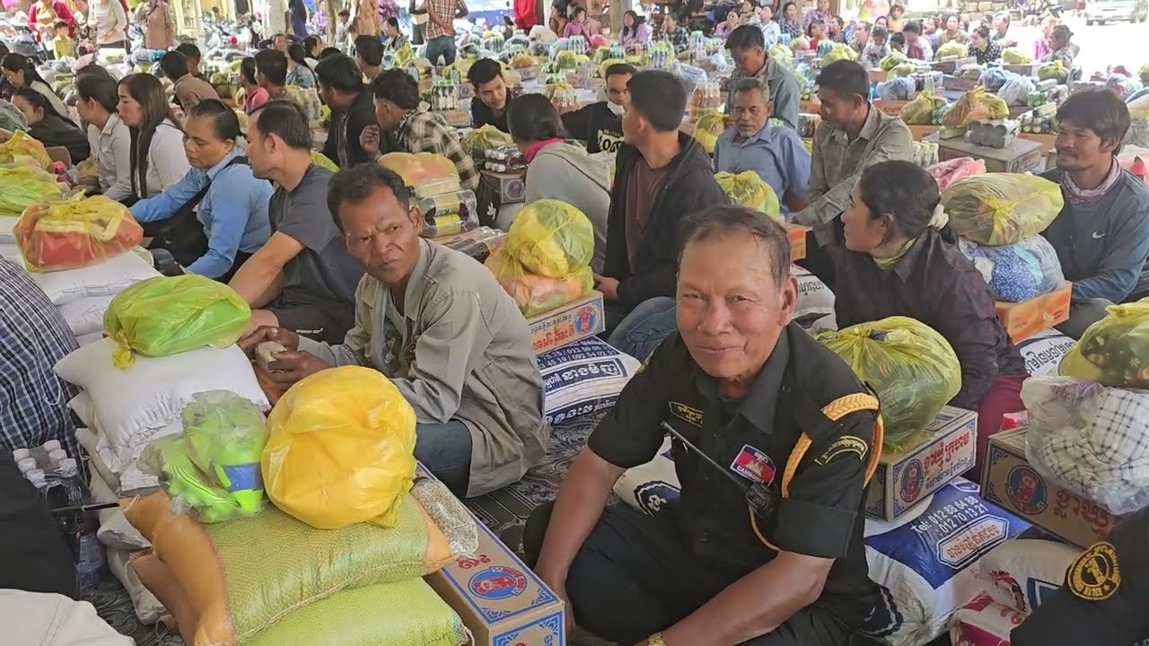 ថ្ងៃទី 8 ខែមីនាឆ្នាំ២០២៦ព្រះគ្រូចៅអធិការវត្តអូរប្រាសាទប្រគល់ជូនអំណោយសម្រាប់បងប្អូនក្រុមការងារ