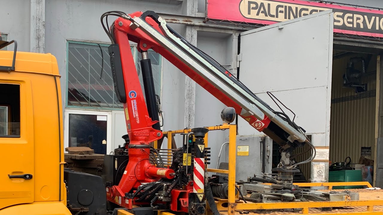 Эвакуаторный кран FASSI F120ATXP.12.1. Колонну удалось повернуть после вкачки 3 тюбиков смазки 😬