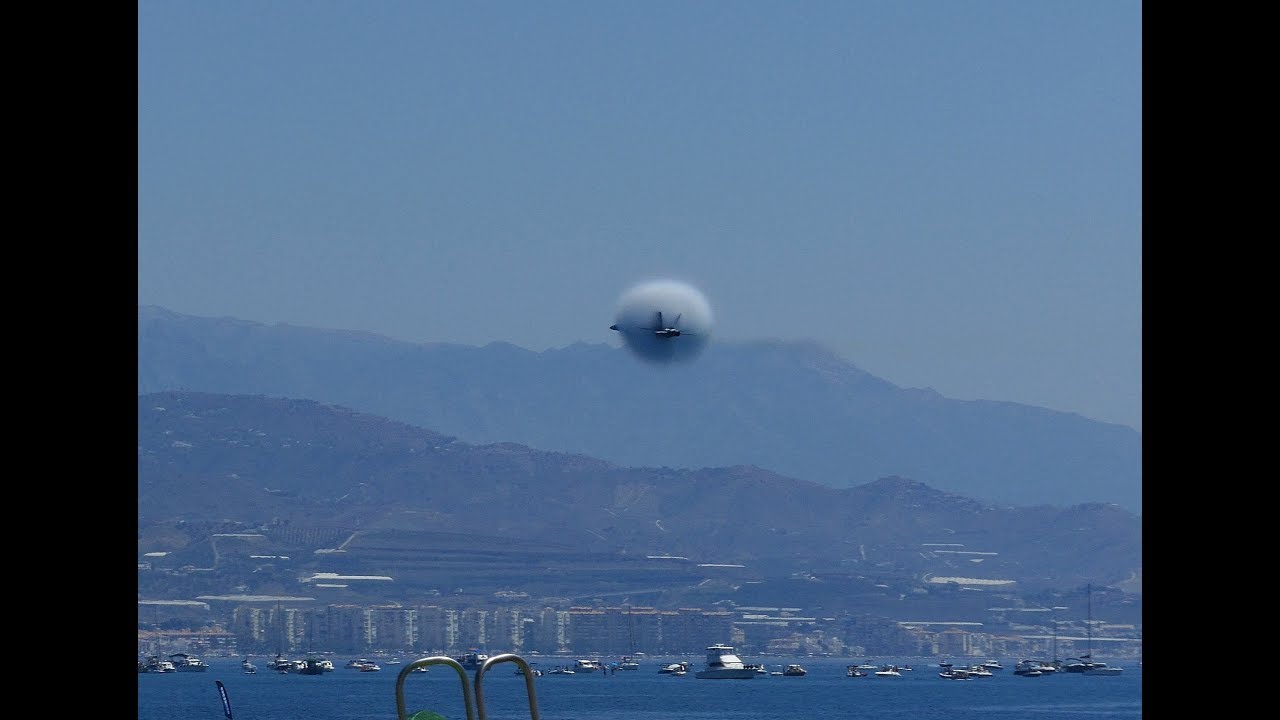 F-18 Rotura del sonido en la playa de Torre del Mar, M&aacute;laga  ***4K***