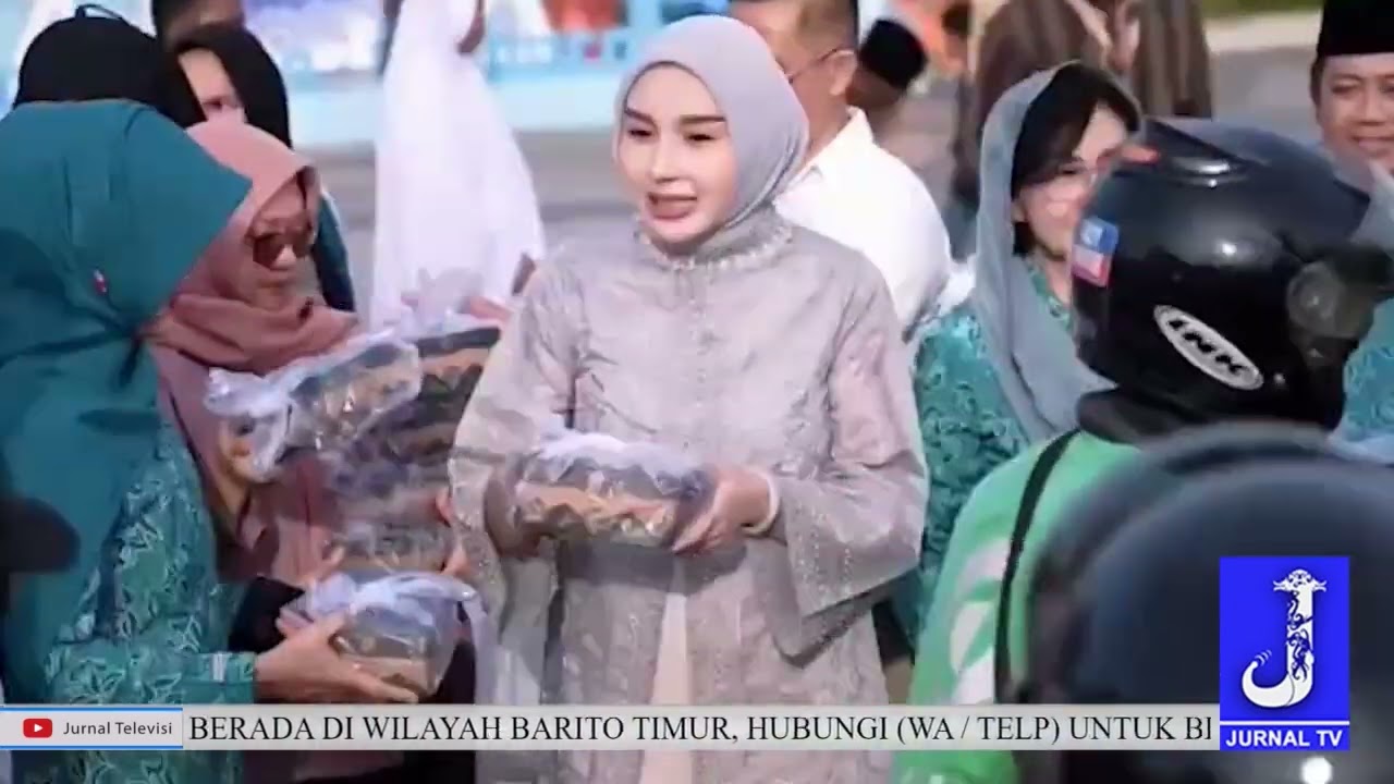 KETUA TP PKK KALTENG BAGIKAN 500 PAKET TAKJIL DI PUSAT KOTA