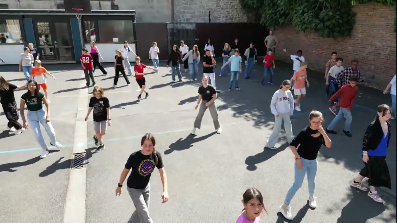 LE FLASH MOB DE RENTRÉE EN 1e SECONDAIRE