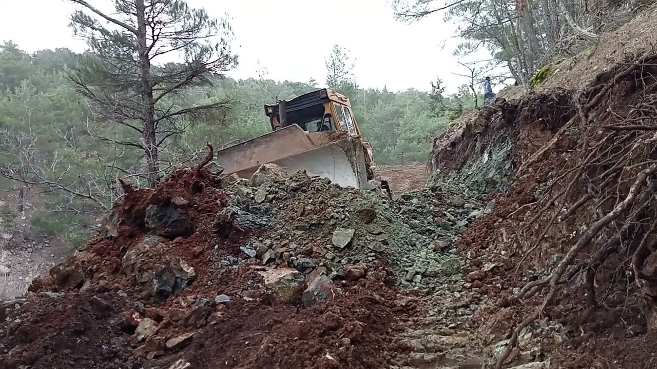 Caterpillar D7G dozer ile orman yolu yapımı 