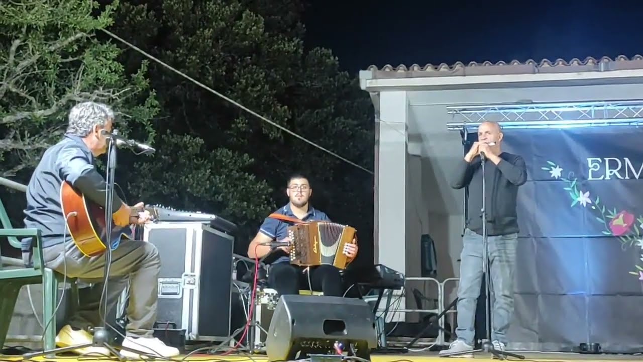 Fausto Farris Mirko Carta Giovanni  Usai ballo sardo in piazza Lodè sardegna tradizioni
