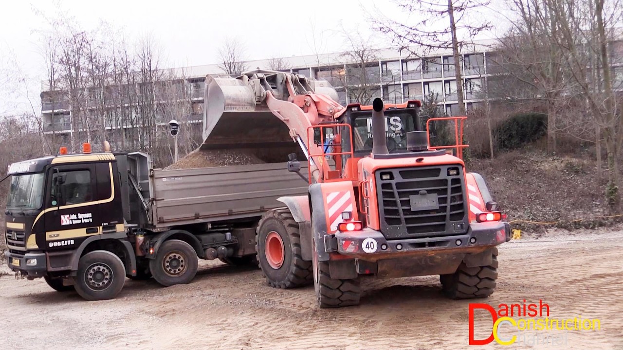 Doosan DL420 Wheelloader Loading Trucks And Stockpiling Crushed Concrete