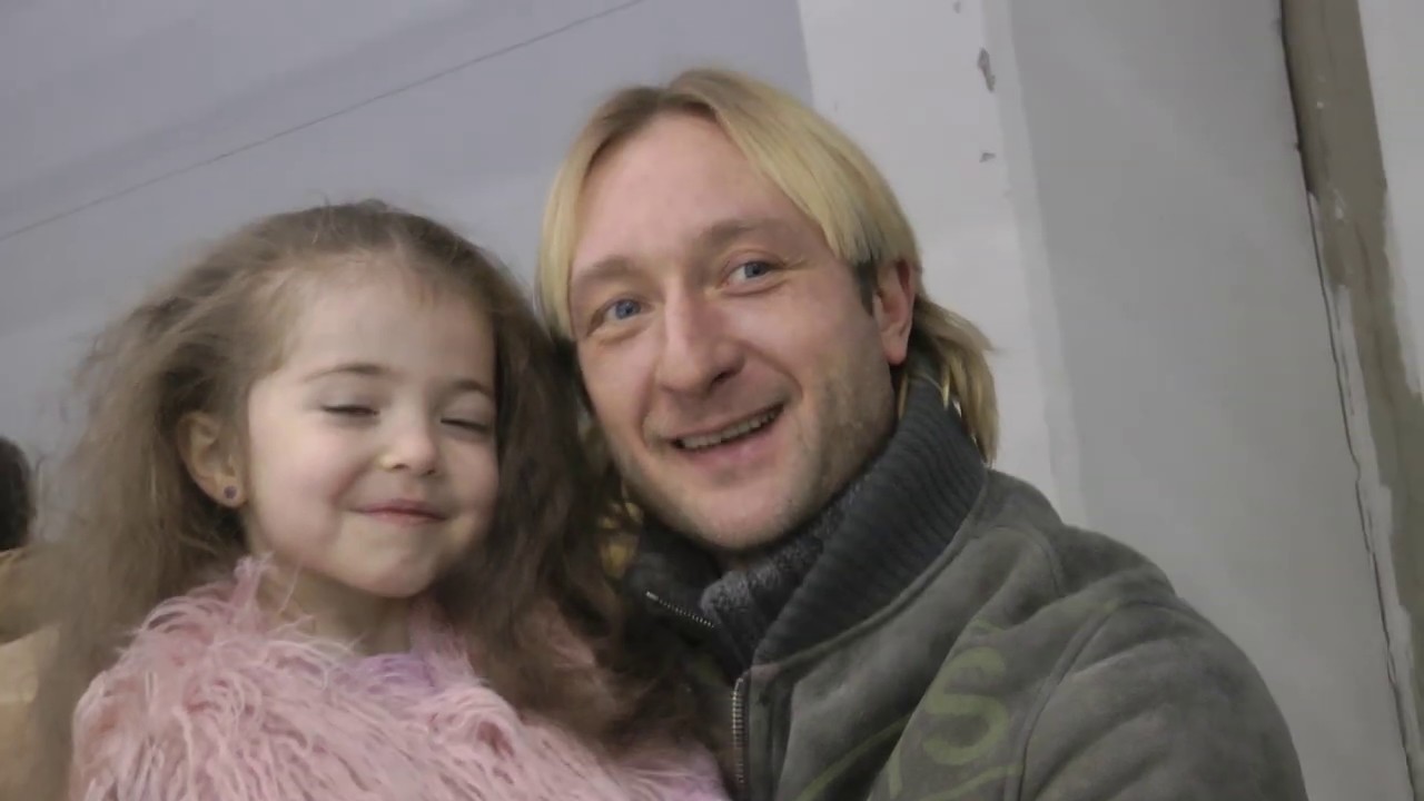 Евгений Плющенко успокаивает Варю после проката и малышка Эмилия на руках.Кубок Плющенко