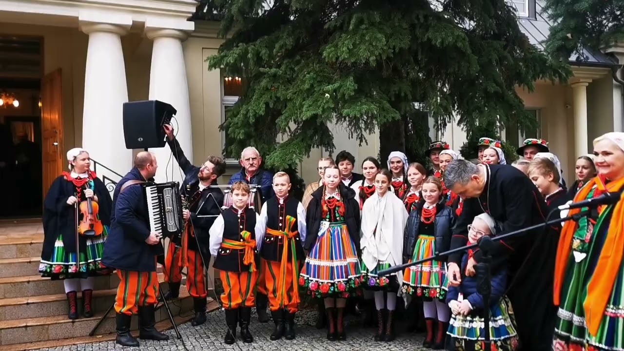 Ingres bp Osiala - biskup wita się z zespołami ludowymi