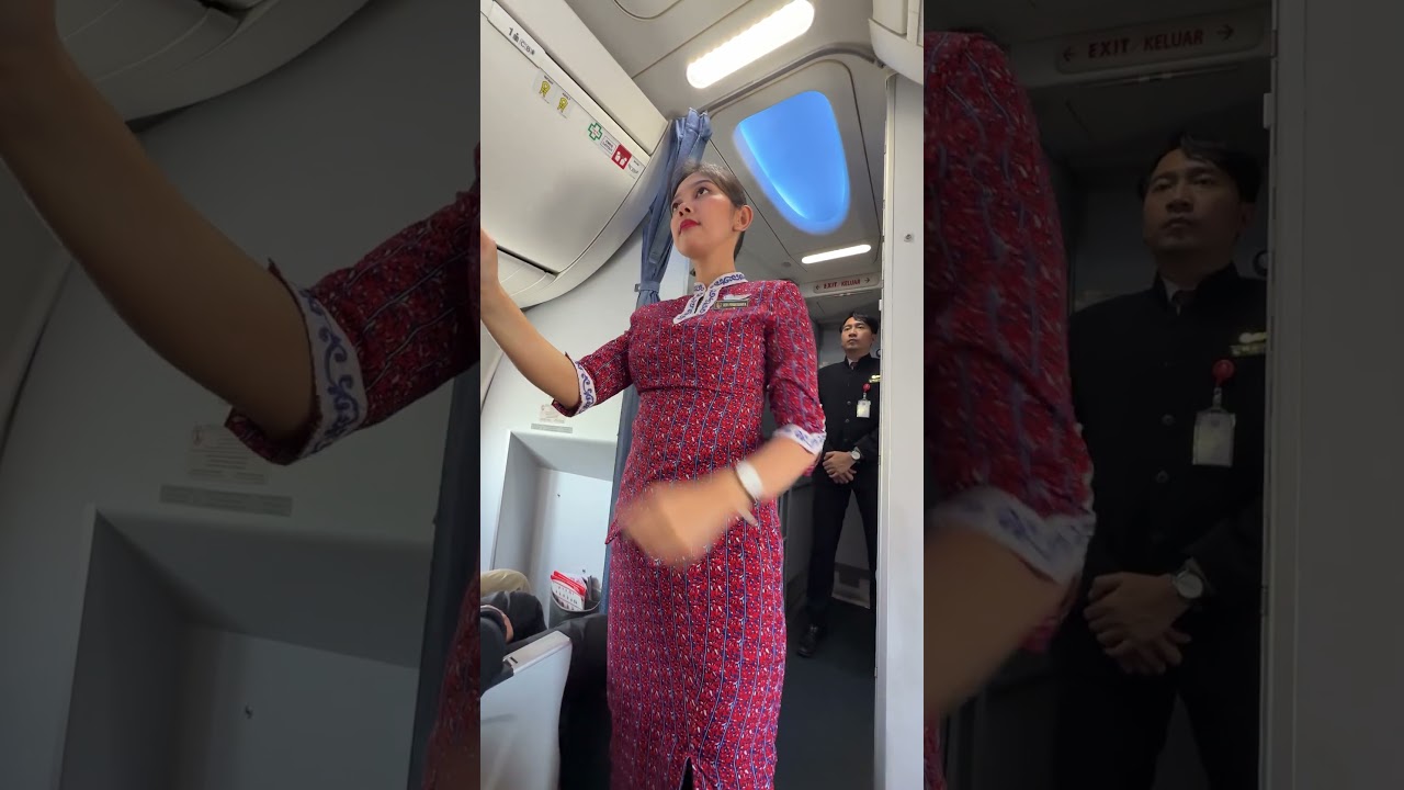 Демонстрация правил техники безопасности для бортпроводников Lion Air 🥰
