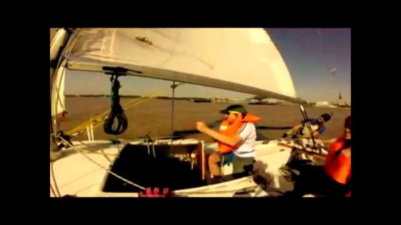 Daniel Serra en plena navegación con el curso de Timonel de vela motor