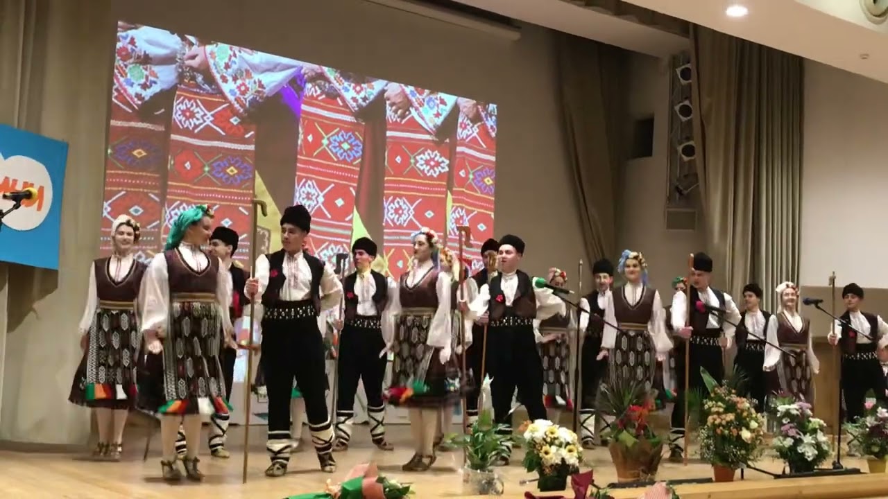 Танцьори от Хуманитарна гимназия с поздрав за 30-годишния юбилей на ОУ 