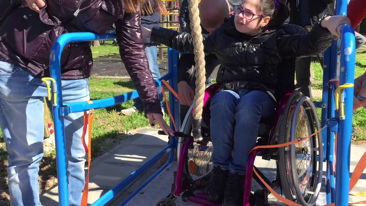 Parco Maniglio, inaugurata l'altalena per disabili #Brindisi
