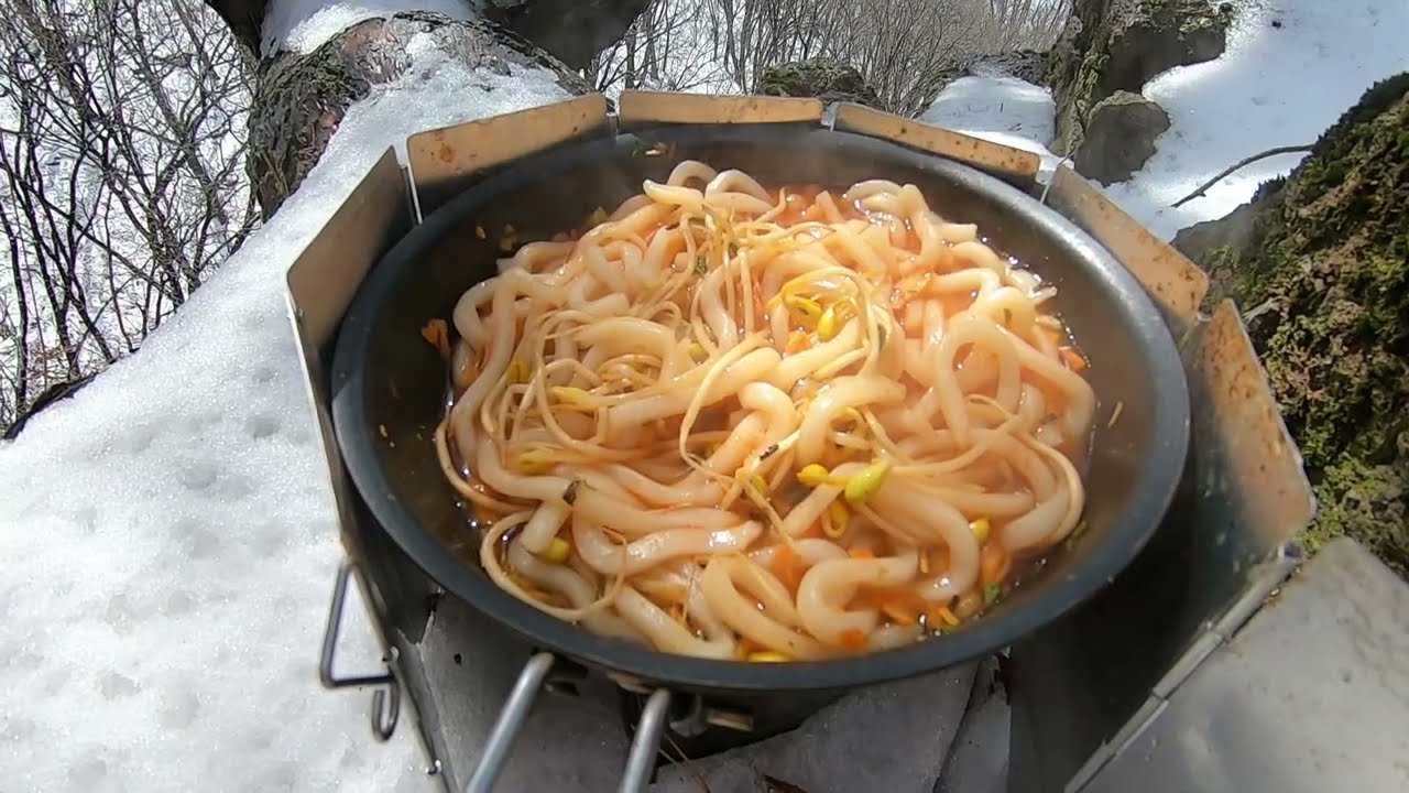 A Walk In The Woods : Trangia Stove & Excalibur Flypan, Kimchi bean sprouts udon