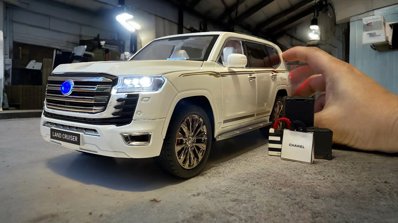 Unboxing Realistic Toyota Land Cruiser LC300 1/18 Diecast Model