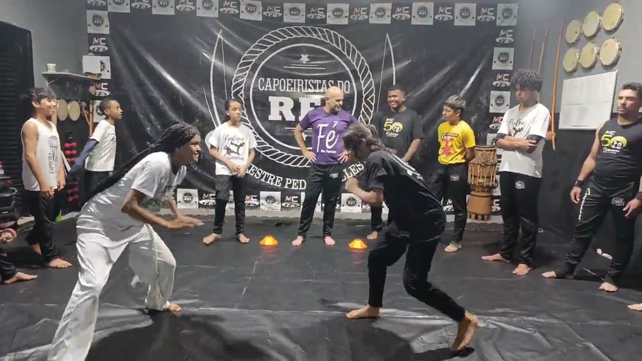 AS MENINAS DANDO SHOW DE CAPOEIRA 