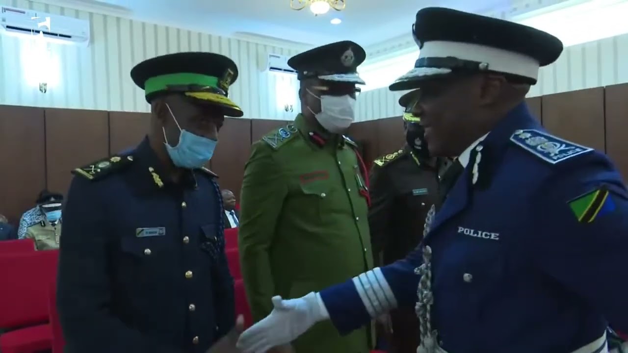 Shuhudia IGP Wambura alivyowasalimia Mkuu wa Majeshi, viongozi baada ya kuapishwa na Rais Samia