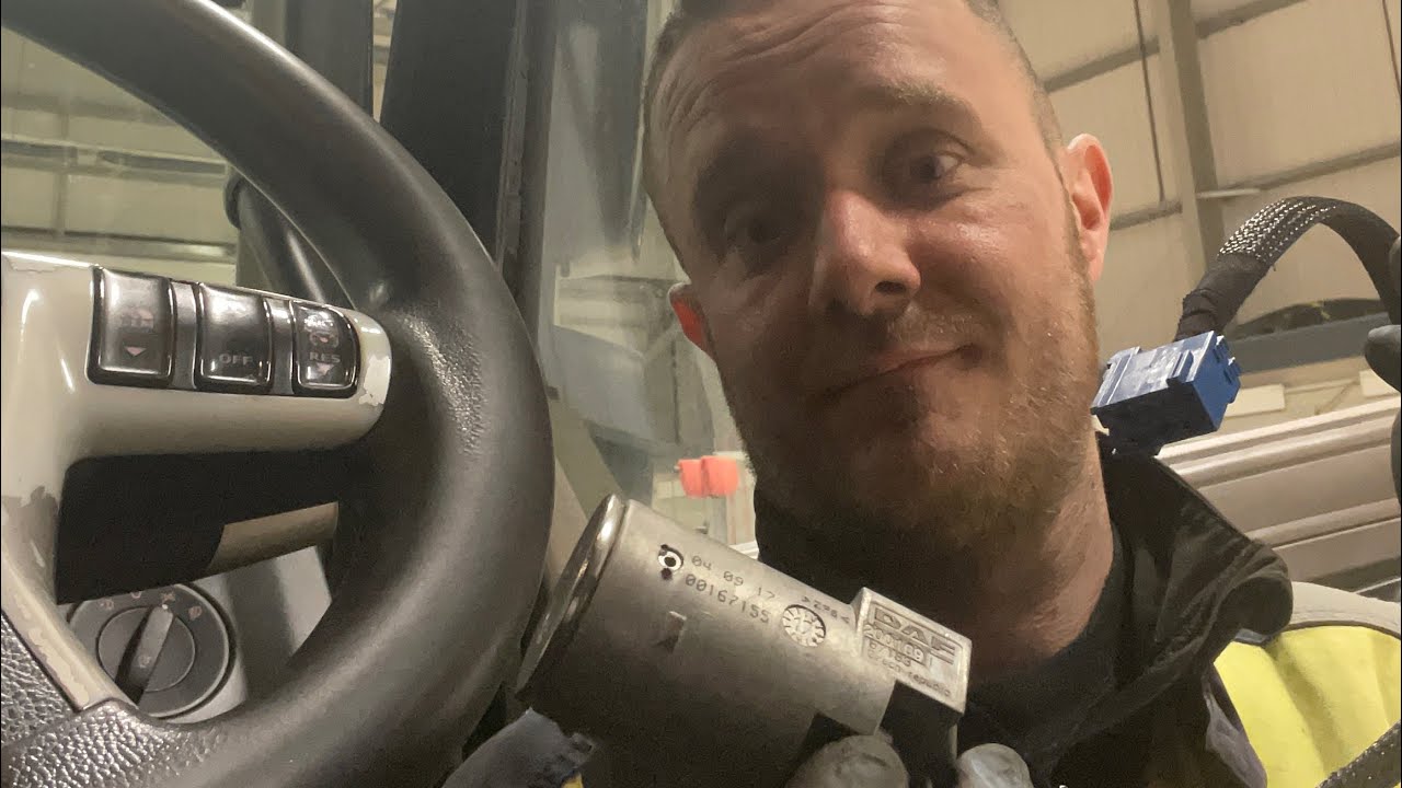 Day in the life of an HGV Mechanic- pain in the Arse door locks, ignition barrels, and oil sensors!