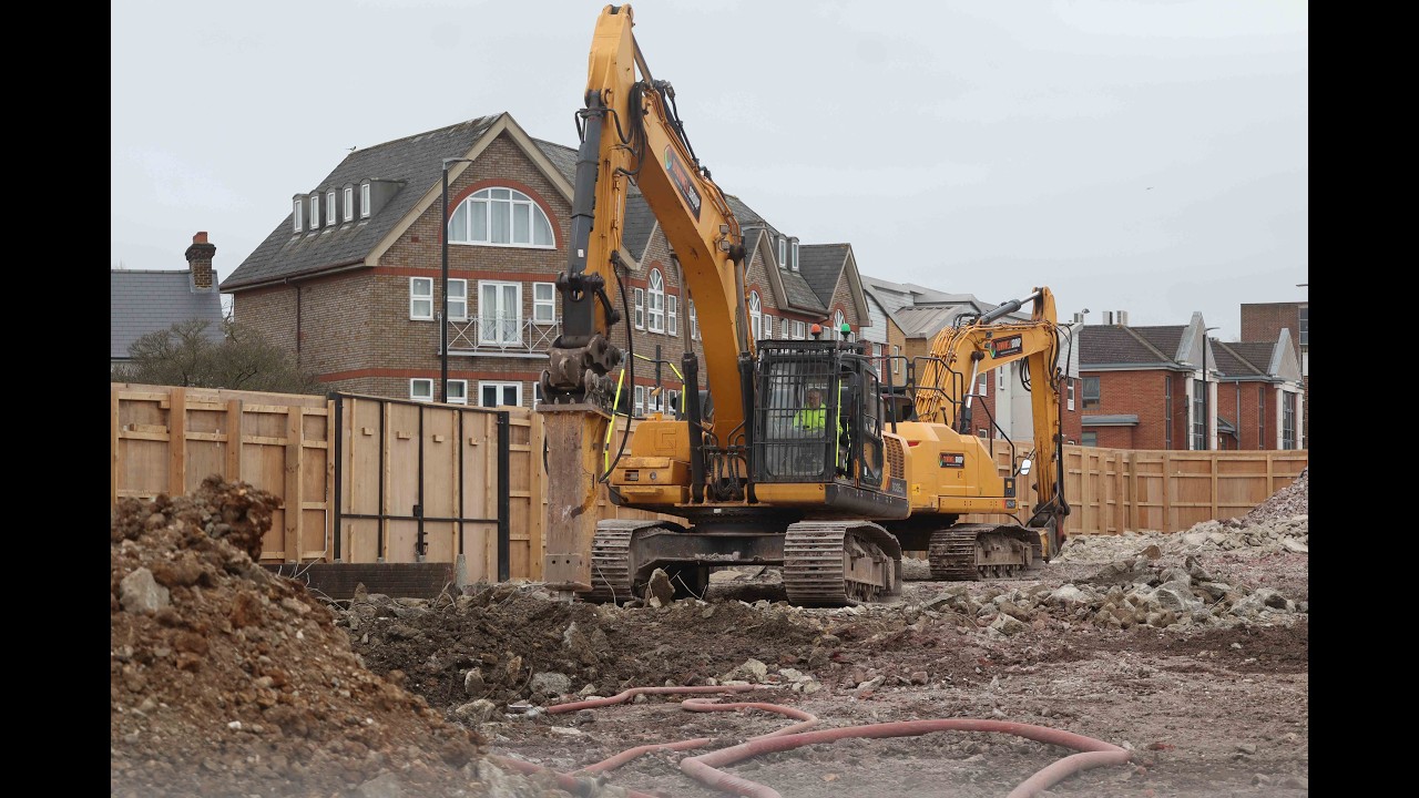 30 ton digger at work in Sutton Day 19 (12.03.2026)
